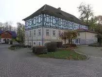 Oppershausen, altes Gutshaus am Schlo�platz, erbaut 1754 (12.11.2022)