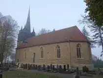 K�rner, Oberkirche St. Wiperti, erbaut um 1500 mit gotischen Ma�werkfenstern (13.11.2022)