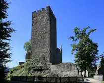 Waldkirch, der 28m hohe Bergfried der Kastelburg dient als Aussichtsturm und bietet einen gro�artigen Ausblick auf Stadt und Umgebung, Juli 2022