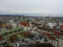 WIEN von oben, bzw. von der 56mtr. hohen Terrasse des ehem. Feuerleitturmes (nun Haus des Meeres) �ber die D�cher der Maria-Hilf Kirche, ehem. Gesch�tzturm,bis zur im Hintergrund die goldene Kugel vom Heizwerk Spittelau; 230203