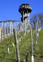 Freiburg-Betzenhausen, der 15m hohe h�lzerne Seeparkturm auf dem Rebberg, bietet eine sch�ne Rundumsicht �ber den Seepark, dem Gel�nde der ehemaligen LGS von 1986, Feb.2023 
