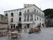 Ravello, Geb�ude und Cafe an der Piazza Centrale (25.02.2023)