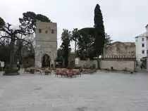 Ravello, Torhaus zur Villa Rufolo, erbaut im 13. Jahrhundert im arabisch-normannischen Stil (25.02.2023)