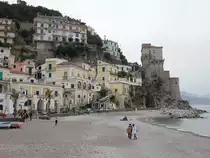 Cetara, H�user und Torre di Cetara am Strand (25.02.2023)