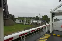 Rendsburger Hochbr�cke am 8.9.2022: Blick von der Schwebef�hre auf die Schiffsbegr��ungsanlage Rendsburg am Nordufer des Nord-Ostsee-Kanals /