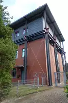 Hamburg am 16.9.2022: ehemaliges Post-Fernmeldegeb�ude, zun�chst gebaut ohne �berbau, dann nachger�stet mit einem auf Stahlstelzen errichteten �berbau, jetzt seit einigen Jahren au�er Betrieb und anders genutzt, das ist Technik-Fortschritt /