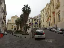 Salerno, H�user und Kirche dell Addolarata an der Piazza Abate Conforti (26.02.2023)