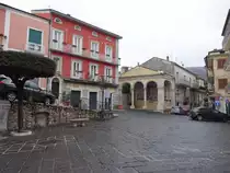Teggiano, H�user und kleine Kirche an der Piazza San Cono (27.02.2023)