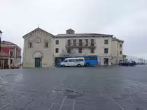 Teggiano, Pfarrkirche San Francesco und Rathaus an der Piazza dello Stato di Diano (27.02.2023)