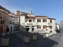 Maratea, H�user an der Piazza Buraglia, oben die Pfarrkirche St. Maria Maggiore (28.02.2023)