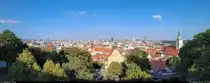 Bratislava (SK):
Stadt-Panorama von der Terrasse eines Restaurants neben der Burg. Etliche alte Bauwerke sind erhalten geblieben und stehen im Kontrast zu den teils gewagt aussehenden Neubauten.

🕓 25.8.2022 | 17:18 Uhr