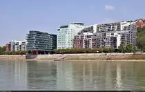 Bratislava (SK):
Entlang der Donau wurden auch einige neue Geb�ude errichtet. So auch westlich der Burg, wo sich der  River Park  erhebt. Er beherbergt u.a. ein Luxushotel mit Hubschrauber-Landeplatz. Aufgenommen w�hrend einer Donau-Schiffsfahrt.

🕓 26.8.2022 | 11:13 Uhr