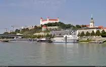 Bratislava (SK):
Hoch �ber der Donau und weithin sichtbar thront die Burg, die w�hrend einer Schiffsfahrt fotografiert wurde. Auch Kreuzfahrt- und Hotelschiffe sowie der Turm des Martinsdoms (rechter Bildrand) komplettieren die Ansicht.

🕓 26.8.2022 | 11:27 Uhr