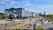 Bratislava (SK):
Das Hotel  Park Inn by Radisson Danube , in dem eine Nacht verbracht wurde, liegt direkt am Donau-Ufer und an der Most SNP. Dazwischen schl�ngeln sich Autos und Stra�enbahnen durch die Innenstadt.

🕓 26.8.2022 | 12:09 Uhr