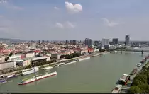 Bratislava (SK):
Die Aussichtsplattform des UFO-Turms l�sst den Besucher weit �ber die D�cher der Donau-Metropole blicken. Besonders ins Auge fallen dabei die neugebauten Hochh�user sowie der Schiffsverkehr.

🕓 26.8.2022 | 12:36 Uhr