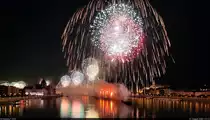Budapest (HU):
Spektakul�res Feuerwerk �ber der Donau anl�sslich des ungarischen Nationalfeiertags am 20.8., welches jedoch aufgrund schlechten Wetters um eine Woche verschoben werden musste. Im Zusammenspiel mit Musik und Illuminationen staunten die Unmengen an Schaulustigen eine halbe Stunde lang gebannt in den Himmel. Dieses Bild zeigt die Perspektive von der Margaretenbr�cke.

🕓 27.8.2022 | 21:11 Uhr