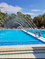 Budapest (HU):
Das weitl�ufige Palatinus-Strandbad auf der Margareteninsel wartet mit etlichen Becken und Wasserspielen auf.

🕓 28.8.2022 | 14:15 Uhr