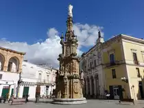 Nardo, Denkmal und H�user an der Piazza Antonio Salandra (02.03.2023)