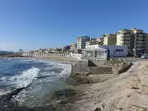 Gallipoli, H�user an der Lungomare Galileo Galilei (02.03.2023)