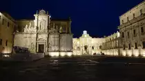 Lecce, abendlich beleuchteter Piazza del Duomo (03.03.2023)