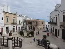 Ostuni, Geb�ude an der Piazza della Liberta (04.03.2023)
