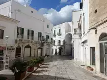 Ostuni, H�user in der Via Cattedrale (04.03.2023)