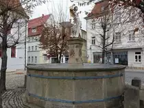 Buttst�dt, Michaelisbrunnen von 1597 am Marktplatz (26.03.2023)