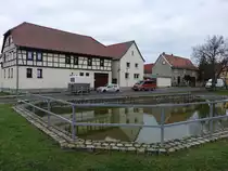 Ellersleben, Geb�ude am Dorfteich an der Dorfstra�e (26.03.2023)
