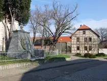 Ha�leben, Kriegerdenkmal und Fachwerkhaus in der Kirchgasse (07.04.2023)