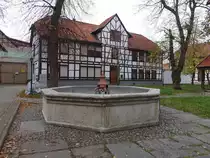 Thamsbr�ck, Fachwerkhaus und Brunnen am Kirchplatz (14.11.2022)