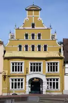 Die barocke Stra�enfassade der Alten L�wenapotheke, so gesehen Anfang Mai 2023 in Wismar.
