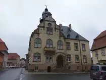 Heldrungen, Rathaus an der Hauptstra�e, erbaut von 1900 bis 1901 (08.04.2023)