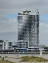 Das 119 Meter hohe Maritim-Hochhaus in Travem�nde wurde 1974 fertiggestellt und beherbergt neben einem Vier-Sterne-Hotel auch ca. 320 Wohnappartements. (Mai 2023)