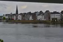 Blick vom linken Maas Ufer unter der Fu�g�ngerbr�cke hindurch, auf die Uferpromenade auf der rechten Flussseite in Maastricht. 05.2023
