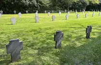 Die Deutsche Kriegsgr�berst�tte Oksb�l liegt an der Westk�ste von D�nemark in Oksb�l (Varde Kommune). Der Friedhof wurde von Fl�chtlingen des Fl�chtlingslagers Oksb�l angelegt.
Aufnahme: 16. Mai 2023.