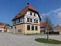 Troistedt, alte Schule an der inneren Ortsstra�e, heute Rathaus (09.04.2023)