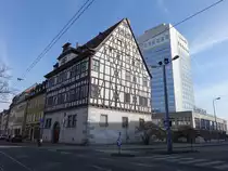 Erfurt, Fachwerkhaus und Hotel Radisson Blu in der Kr�mpferstra�e (10.04.2023)