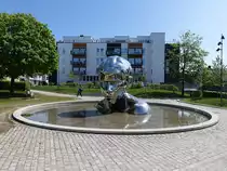 Sarpsborg, Skulptur Genesis am St. Marie Platz, erschaffen zur 1000-Jahr-Feier der Stadt durch den norwegischen K�nstler Finn Eirik Modahl (20.05.2023)