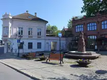 Moss, Geb�ude und Brunnen in der Torggate Stra�e (21.05.2023)