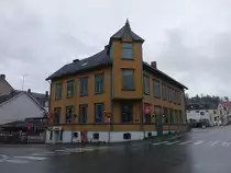 Gjovik, Gesch�ftsgeb�ude in der Trondhjemsvegen Stra�e (23.05.2023)