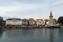 LINDAU (Bodensee), 07.05.2023, Blick von der Hafeneinfahrt auf das Geb�udeensemble an der Hafenmole