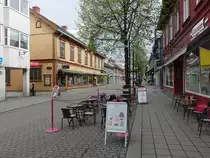 Lillehammer, Cafe und Gesch�ftsh�user in der Storgata Stra�e (24.05.2023)