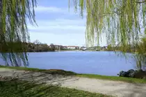 Freiburg, Bilder vom Seepark, der durch Kiesabbau entstandene 10 Hektar gro�e See wurde durch die Landesgartenschau 1986 kultiviert und ist Bestandteil des Parkes, M�rz 2022