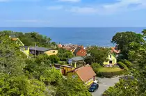 Blick auf Gudhjem von der Br�cke, die den Helligdomsvej �ber das Holkadalen f�hrt. Aufnahme: 16. Juni 2023.
