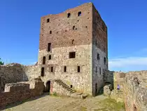  Auf einem steil aufragenden Felsen an der Nordspitze Bornholms liegt die beeindruckende Burgruine der Mittelalterfestung Hammershus. Auf dem Foto ist der �Mantelt�rnet� zu sehen. Aufnahme: 17. Juni 2023.