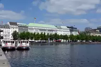 HAMBURG, 25.05.2023, Blick auf Alster und Geb�ude am Neuen Jungfernstieg