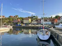 Gudhjem ist eine Kleinstadt an der Nordk�ste der d�nischen Ostseeinsel Bornholm. Am 1. Januar 2022 lebten dort 736 Menschen. Der Ortsname bedeutet w�rtlich �G�tterheim�. Aufnahme: 14. Juni 2023.