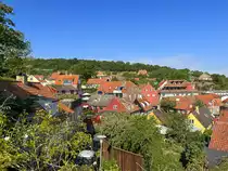 Blick auf Gudhjem vom H�gel bei der Kirche von Gudhjem (Insel Bornholm). Aufnahme: 17. Juni 2023.