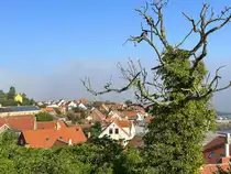 Blick auf Gudhjem vom H�gel bei der Kirche von Gudhjem (Insel Bornholm). Aufnahme: 17. Juni 2023.