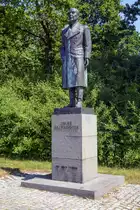Eine Statue von Foke Bernadotte in Krus� (deutsch Krusau), D�nemark. Bernadotte (1895-1948) war ein schwedischer Offizier und Philanthrop. Von 1943 bis 1948 war er Vizepr�sident und sp�ter Pr�sident des Schwedischen Roten Kreuzes. 1948 wurde er Vermittler der Vereinten Nationen in Pal�stina; am 17. September desselben Jahres wurde er von Angeh�rigen der zionistischen Terroristen-Gruppe Lechi erschossen. Aufnahme: 11. Juni 2023.